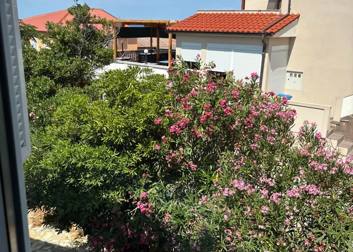 Holiday home Sea Garden House Mandre