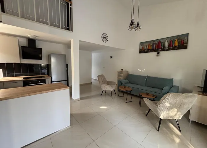 Holiday home Sea Garden House Mandre
